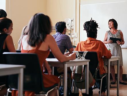 maestra en frente de la clase